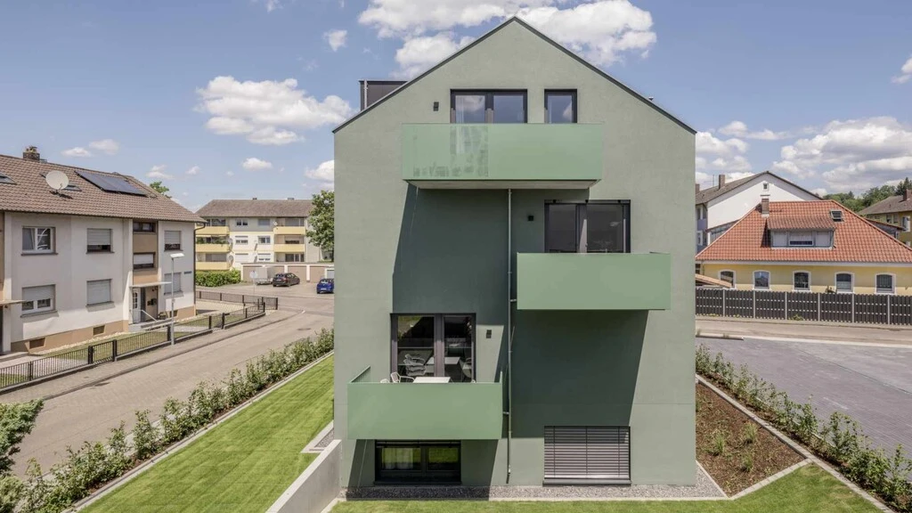 Rückwärtige Ansicht auf das Haus in Kenzingen mit drei Balkonen