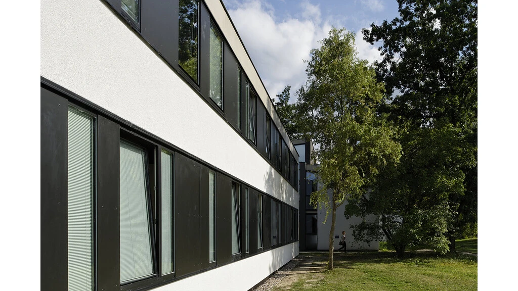 Seitliche Ansicht der Fassade bei der Referenz Schlachtensee mit weber.therm MW 035 express