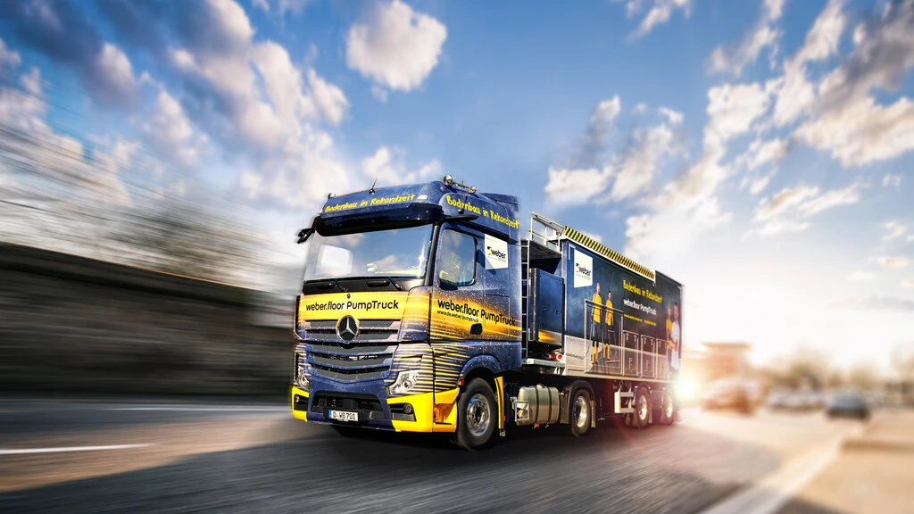 Fahrender weber.floor PumpTruck auf der Autobahn