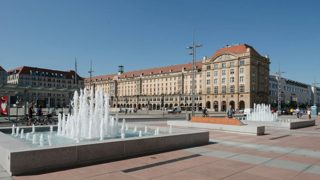 Vorplatz des Kulturpalast Dresden mit Brunnen