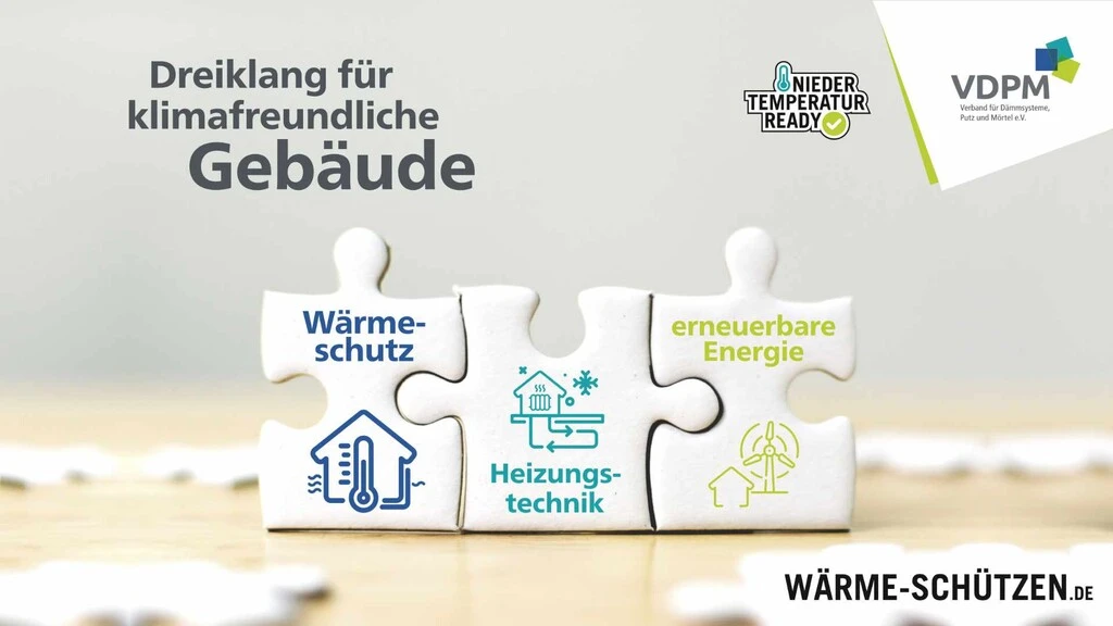 Poster für die Initiative "Wärme schützen" des VDPM mit drei inneinandergreifenden Puzzelteilen, auf denen "Wärmeschutz", "Heizungstechnik" und "erneuerbare Energie" steht