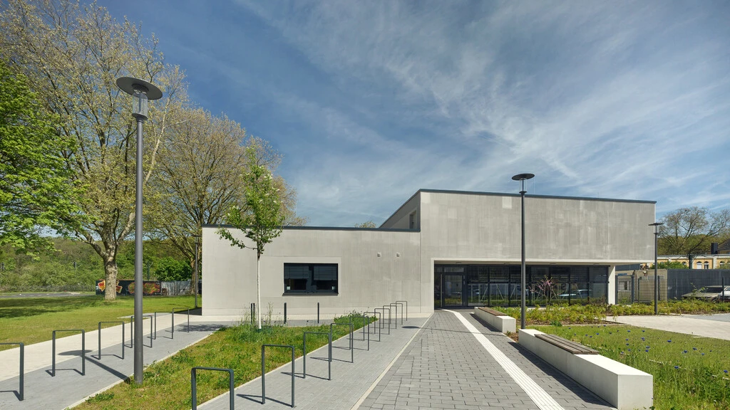 Aufnahme der Jugendverkehrsschule Düsseldorf in seitlicher Ansicht nach dem Bau mit weber.therm circle WDVS als Dämmsystem