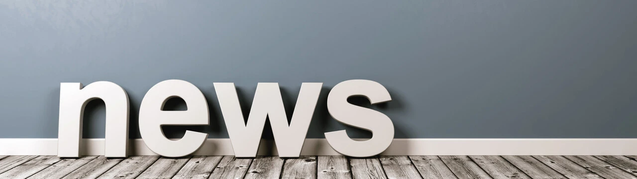 News als Buchstaben auf einem Holzboden vor einer grauen Wand als Logo für Weber News