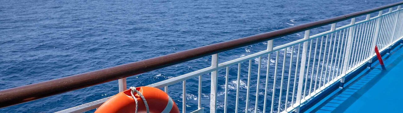 Weber Marine Produkte Schiffsreling vor blauem Wasser