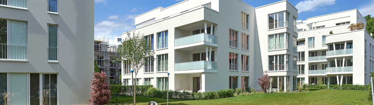 Leitmotiv Fassade-Wand Häusergruppe mit weißen Fassaden