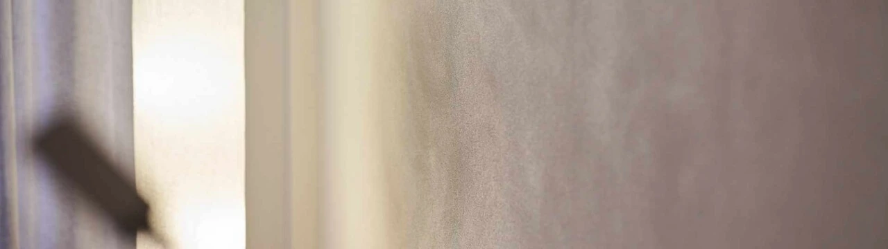 Nahaufnahme einer mit Kalkputz verputzen Wand