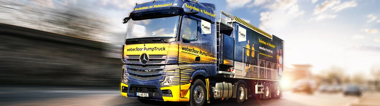weber.floor PumpTruck Fahrender weber.floor PumpTruck auf der Autobahn
