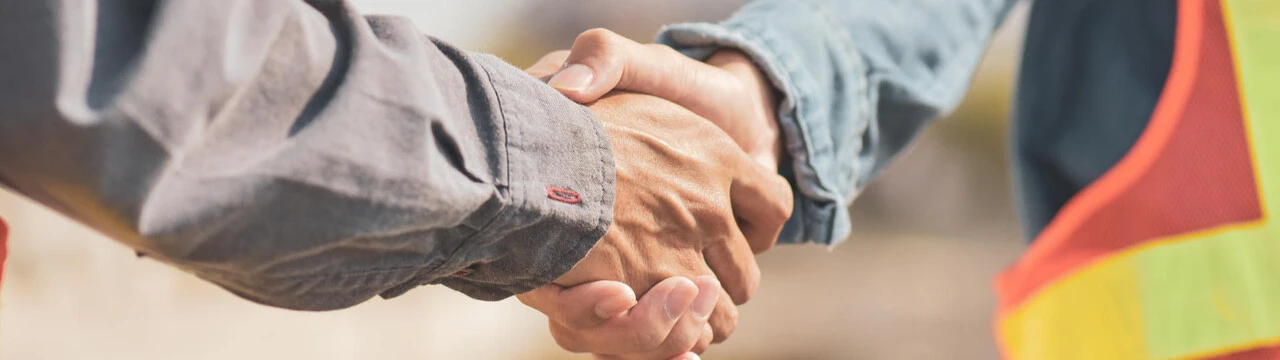 Zwei Arme, die sich die Hand reichen