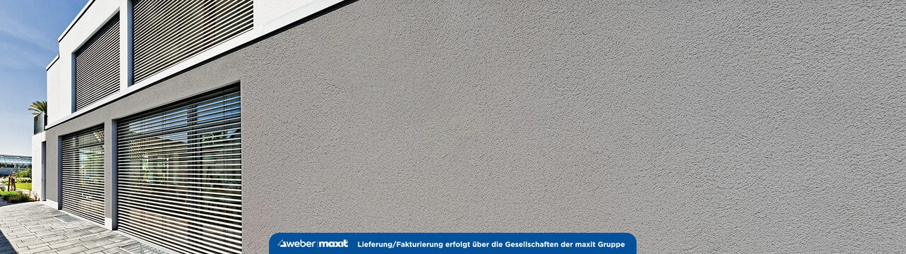 Nahaufnahme einer grauen Fassade eines Wohnhauses