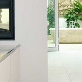 Ansicht eines weißen Fliesenbodens in einem Wohnzimmer