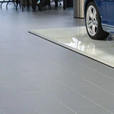 Detailaufnahme eines Bodens mit Fliesenbelag in einem Autohaus