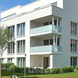 Häusergruppe mit weißen Fassaden