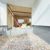 Gebäude mit Holzrahmenbau und abgedichtetem Sockel