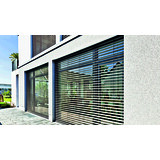 Fassaden Detail Hausfassade mit großen Fenstern und Jalousien