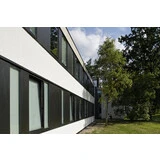 Seitliche Ansicht der Fassade bei der Referenz Schlachtensee mit weber.therm MW 035 express