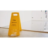 Aufnahme einer Fläche, in die eine frische Spachtelmasse eingebaut worden ist. Im Vordergrund steht ein gelber Aufsteller vor der Fläche mit der Aufschrift Läuft bei mir: Mit Fließspachtel von Saint-Gobain Weber