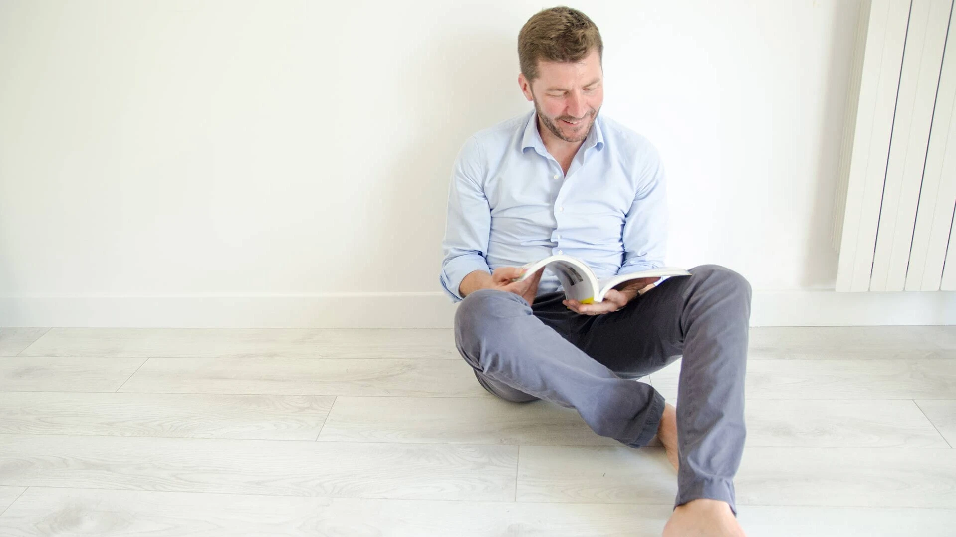 Erwachsener am lesen