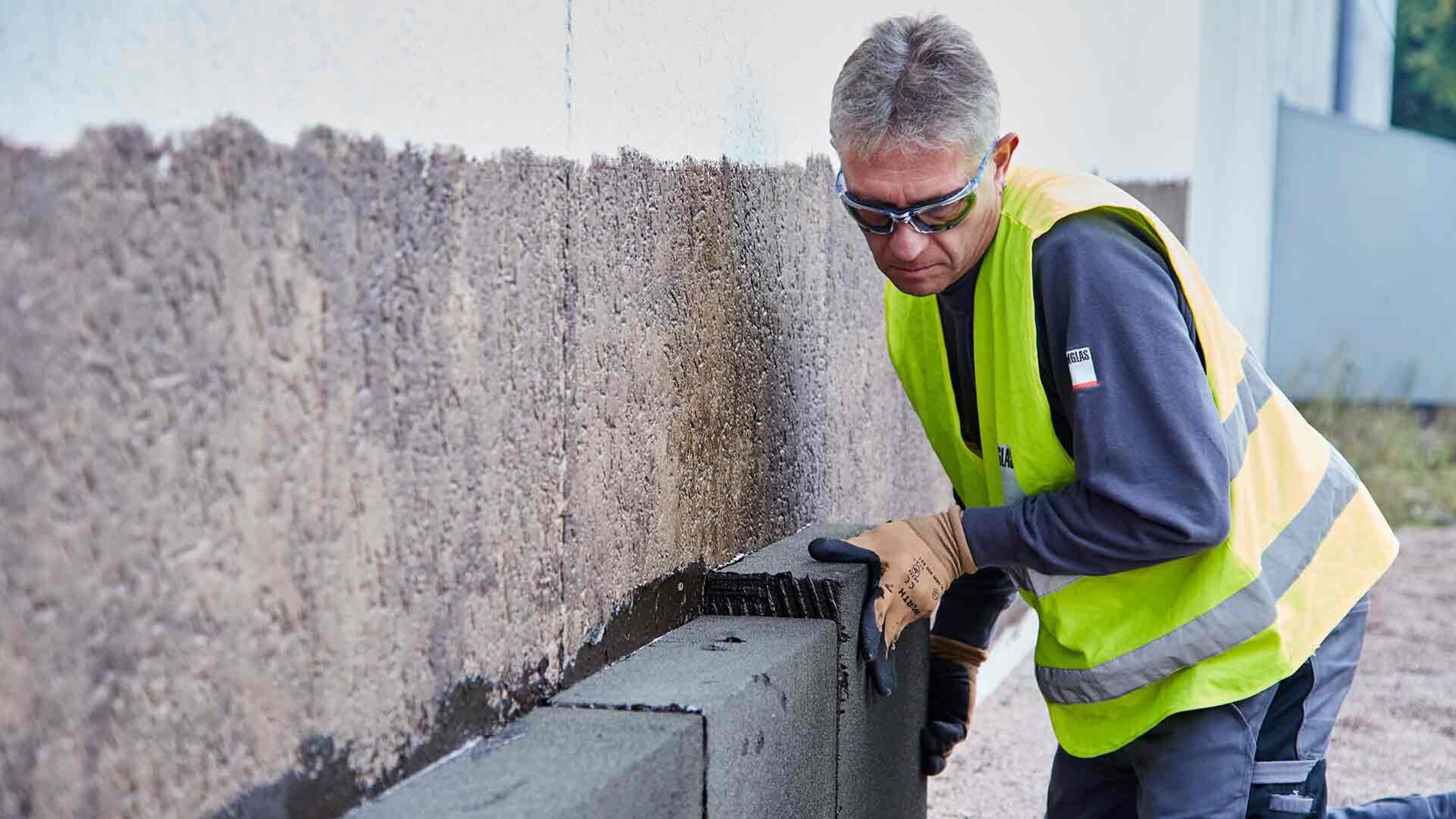 Vom Sockel bis zum Dach brandsicher gedämmt Vom Sockel bis zum Dach brandsicher gedämmt