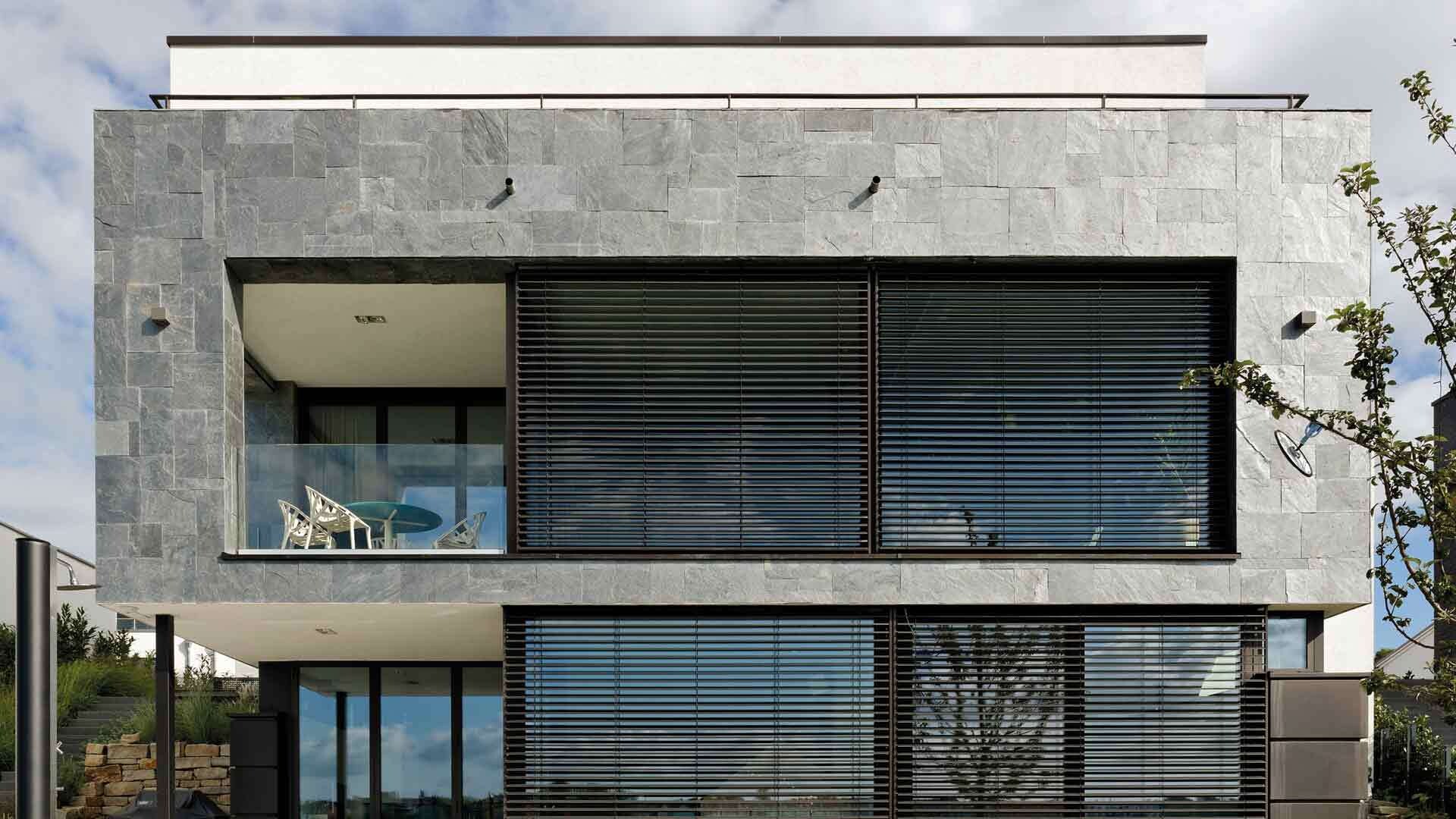 weber.therm style Hausfassade, die mit grauen Schieferplatten gestaltet wurde