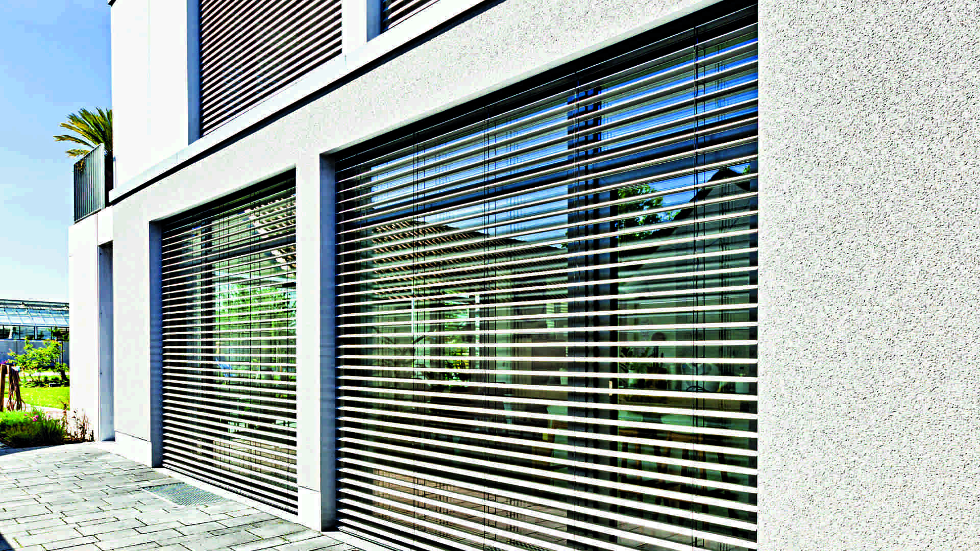 Fassaden Detail Hausfassade mit großen Fenstern und Jalousien