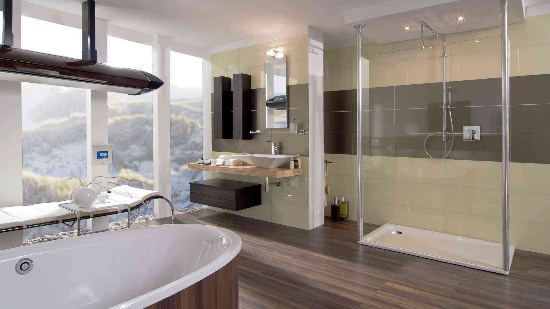 BlueComfort Modernes Badezimmer mit großem Fenster, Fußboden in Holzoptik, einer Regendusche und einer großen Wanne