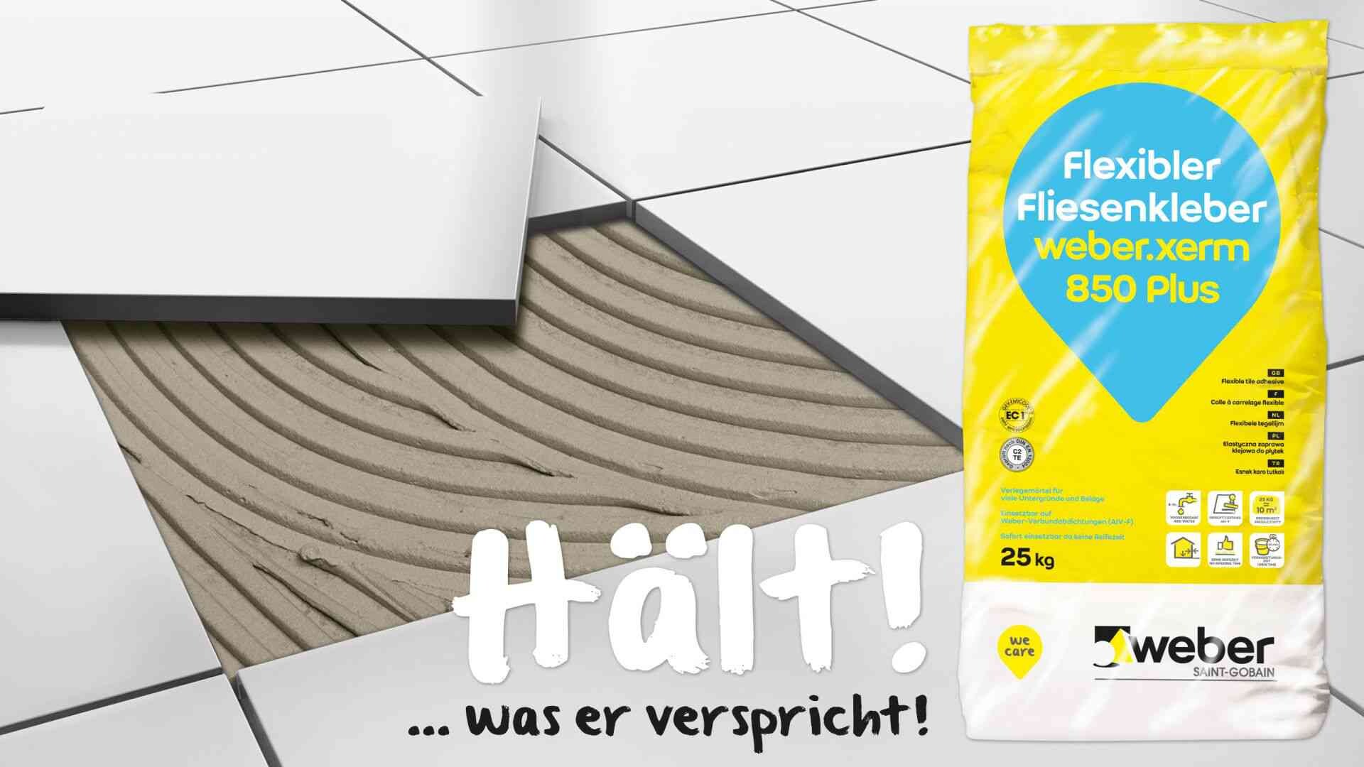 weber.xerm 850 Plus Ansicht auf den Fliesenkleber unter einer Fliese mit der Abbildung der Produktverpackung im Bild und dem Schriftzug "Hält- was er verspricht"