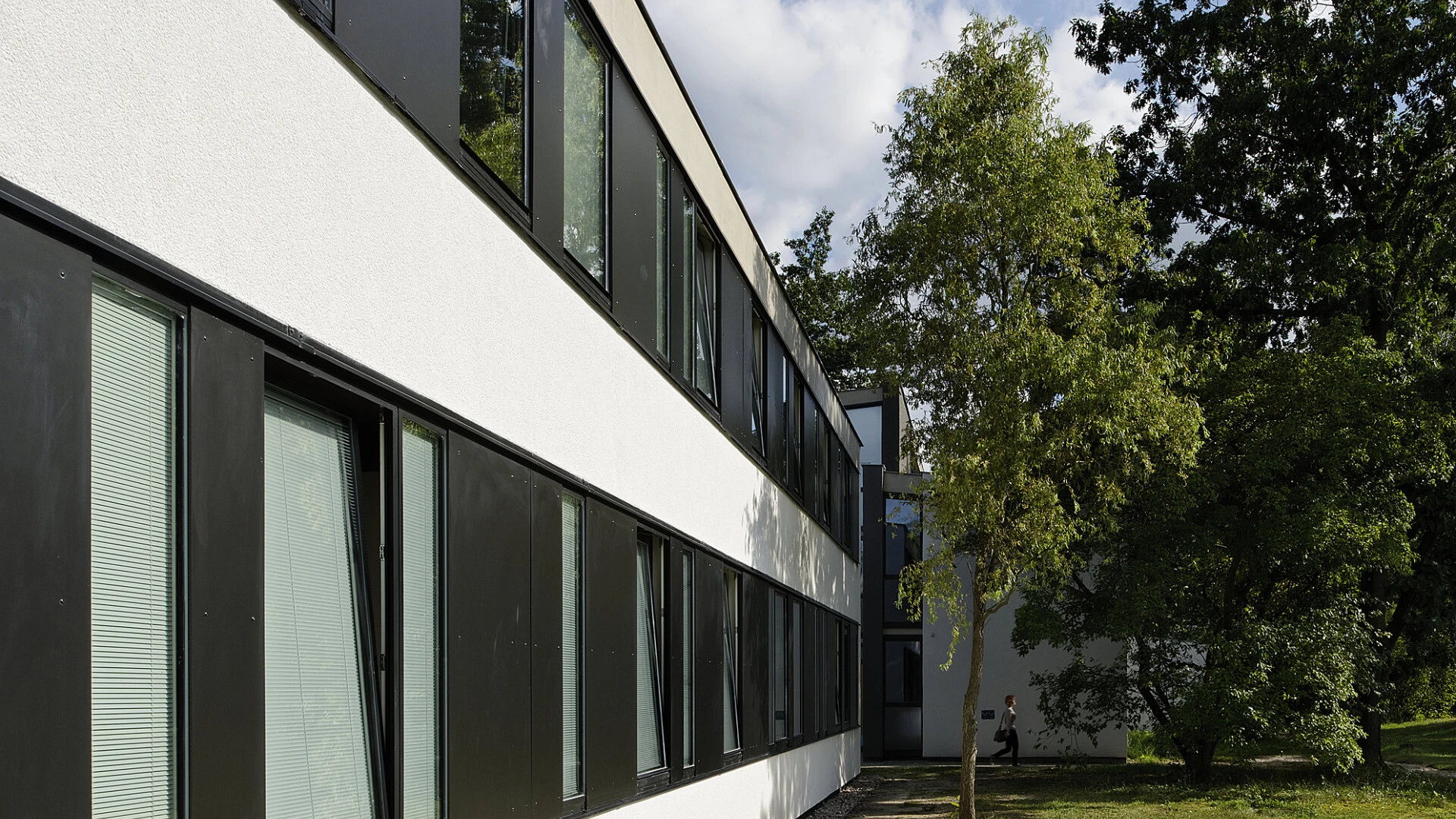 Seitliche Ansicht der Fassade bei der Referenz Schlachtensee mit weber.therm MW 035 express