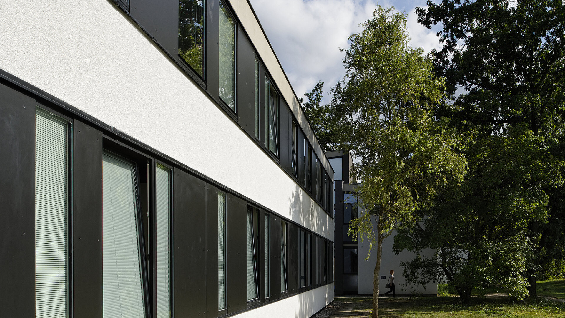Referenz Schlachtensee weber.therm MW 035 express Seitliche Ansicht der Fassade bei der Referenz Schlachtensee mit weber.therm MW 035 express