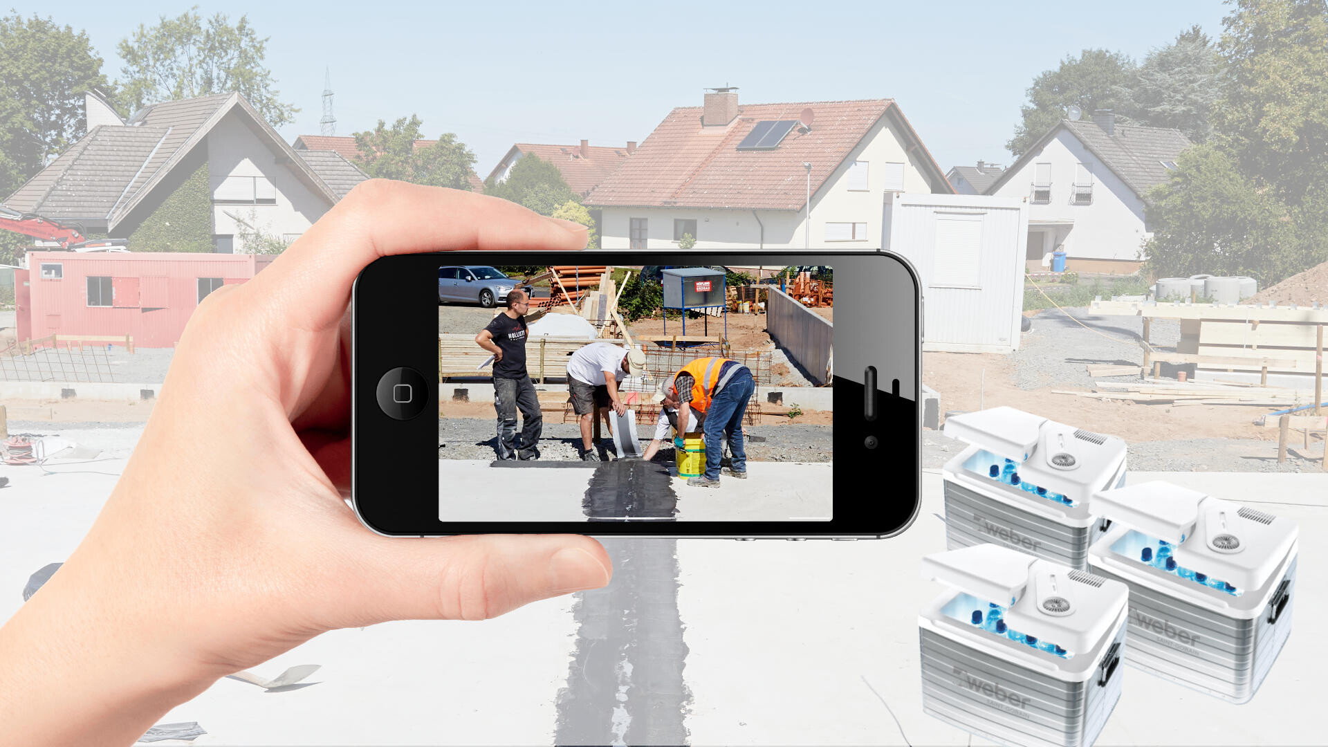 Kühlbox Gewinnspiel Hand hält Handy auf eine Szene und man sieht, dass ein Foto von einer Baustelle gemacht wird