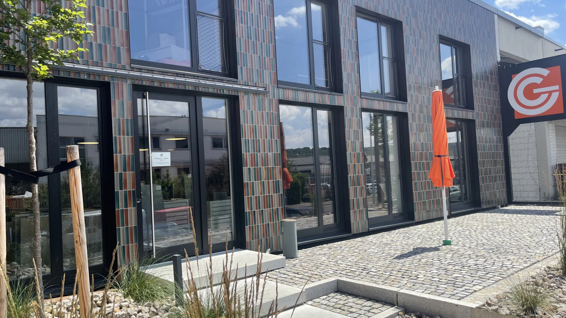 Außenfassade der Firma Fliesen Göbel mit schmalen Klinkerriemchen gestaltet