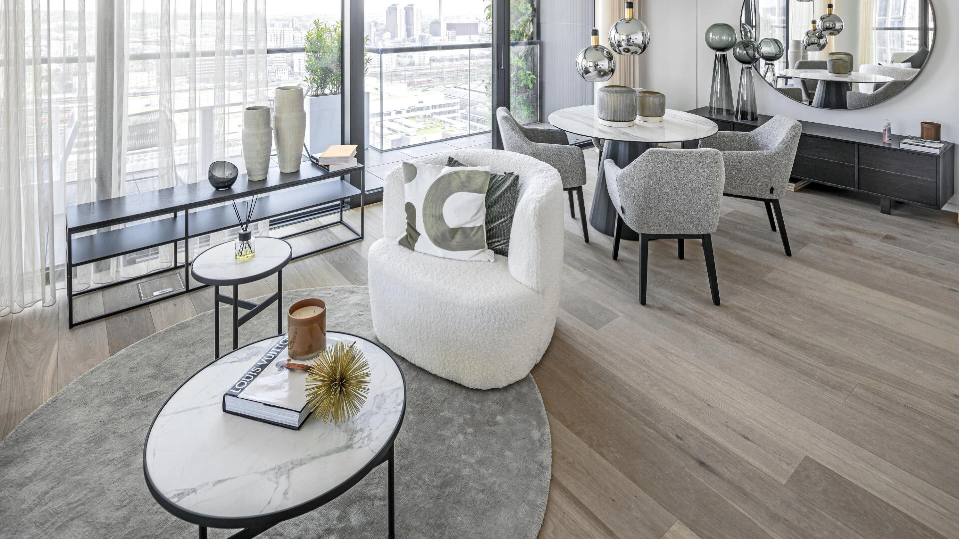 Sitzecke in einem Appartement im Eden Tower Frankfurt