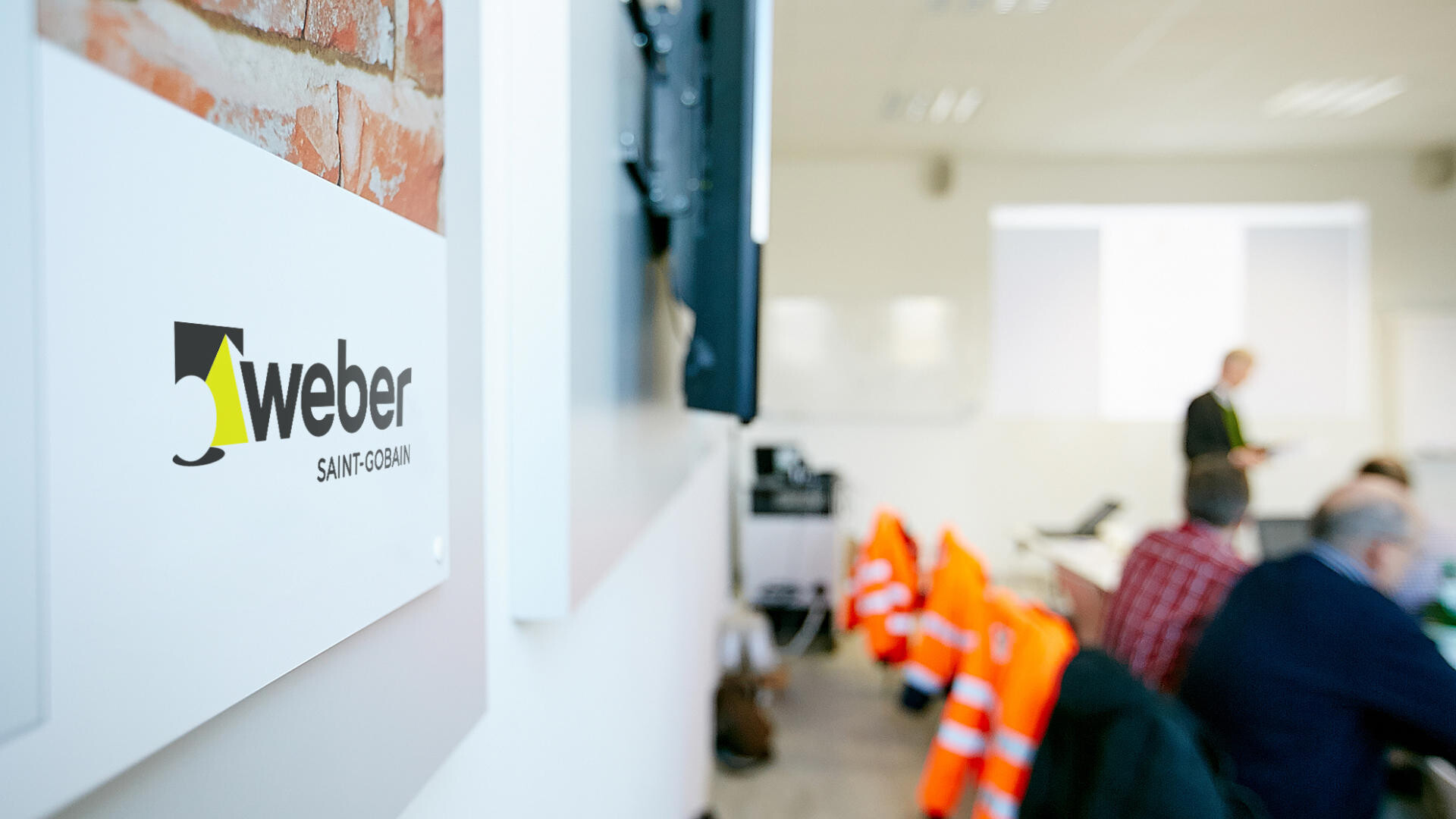 WissensWerkstatt Blick in einen Seminarraum mit Weber Logo an der Wand