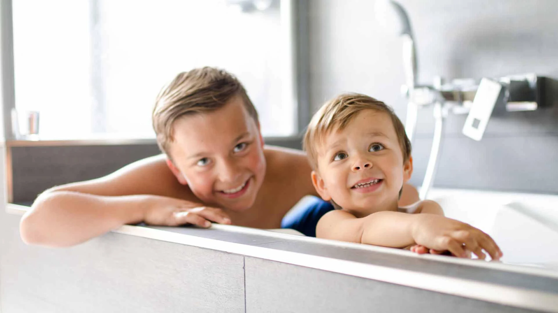 Zwei Jungen sitzen in der Badewanne