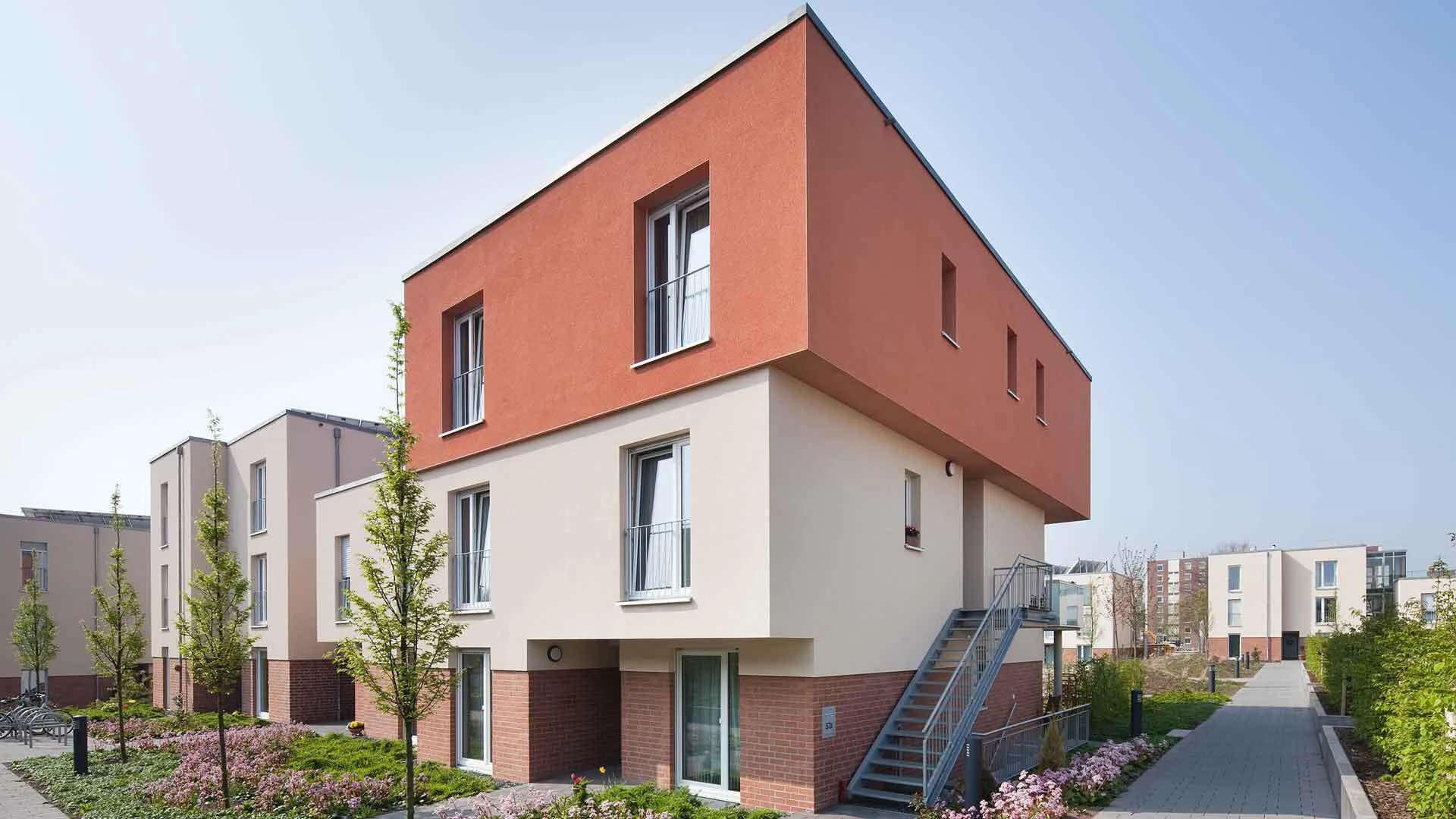 Mehrstöckiges Haus in einer Siedlung mit mehrfarbiger Fassade