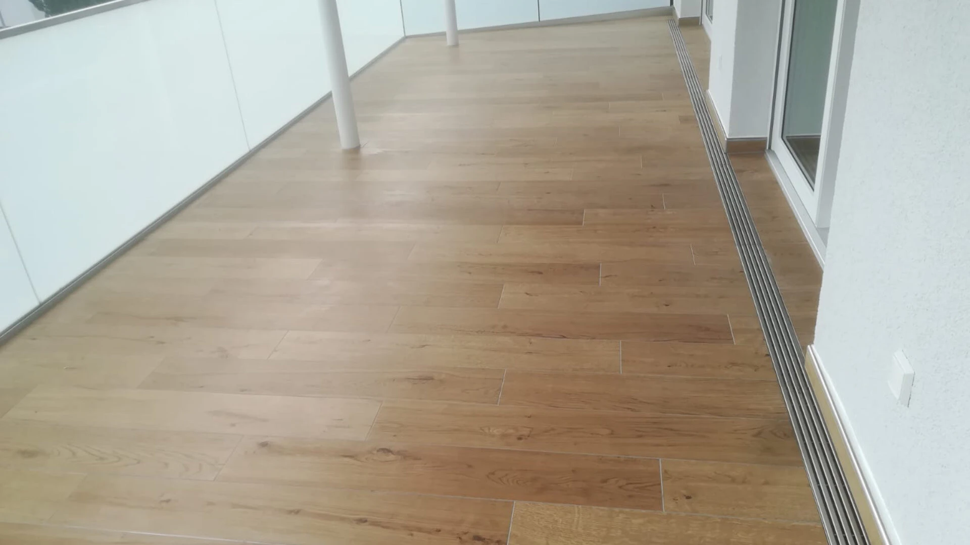 Balkon mit Fliesen in Holzoptik