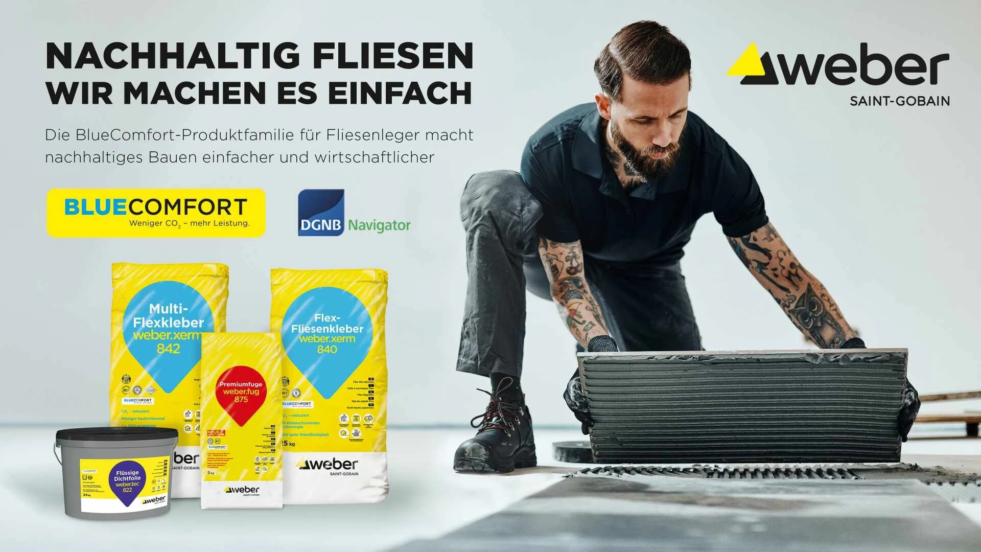Banner für die Pressemeldung zur BlueComfort-Familie mit einem Handwerker, der eine Fliese verlegt. Daneben sind die Gebinde der Produktfamilie.