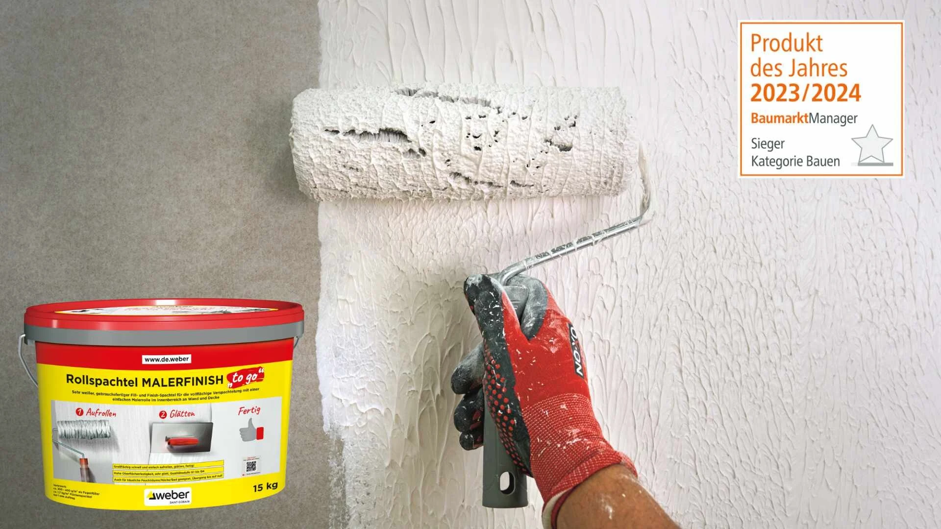 Bild, wo im Hintergrund mit einer Rolle eine Spachtelmasse auf die Wand aufgetragen wird. Im Vordergrund in der Ecke links unten ist eine Produktverpackung des weber Rollspachtel Malerfinish "to go" abgebildet und oben rechts in der Ecke ist ein Siegel, welches den Rollspachtel als Produkt des Jahres 2023 / 2024 durch den baumarktmanager auszeichnet