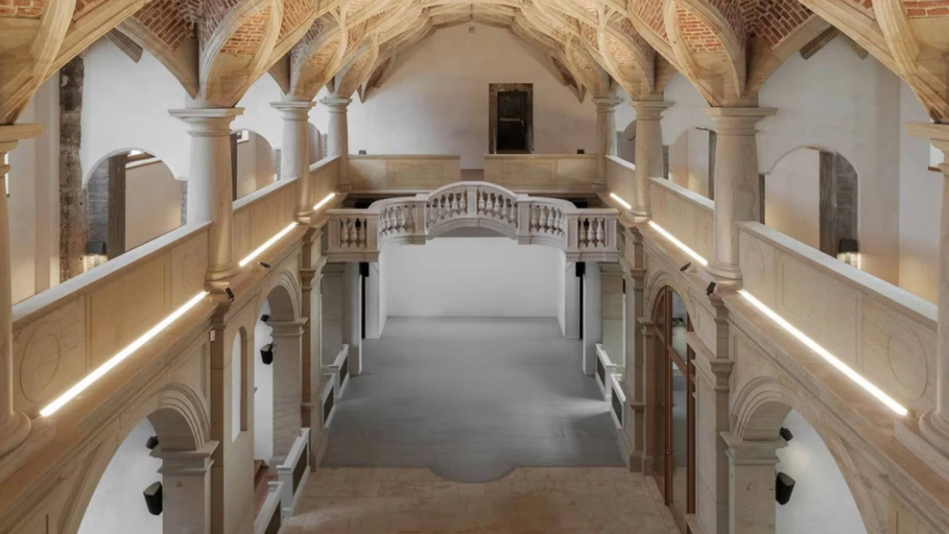 Vogelperspektive auf den fugenarmen Boden aus weber.floor 4650 GT30 in Achatgrau in der Schlosskapelle Dresden