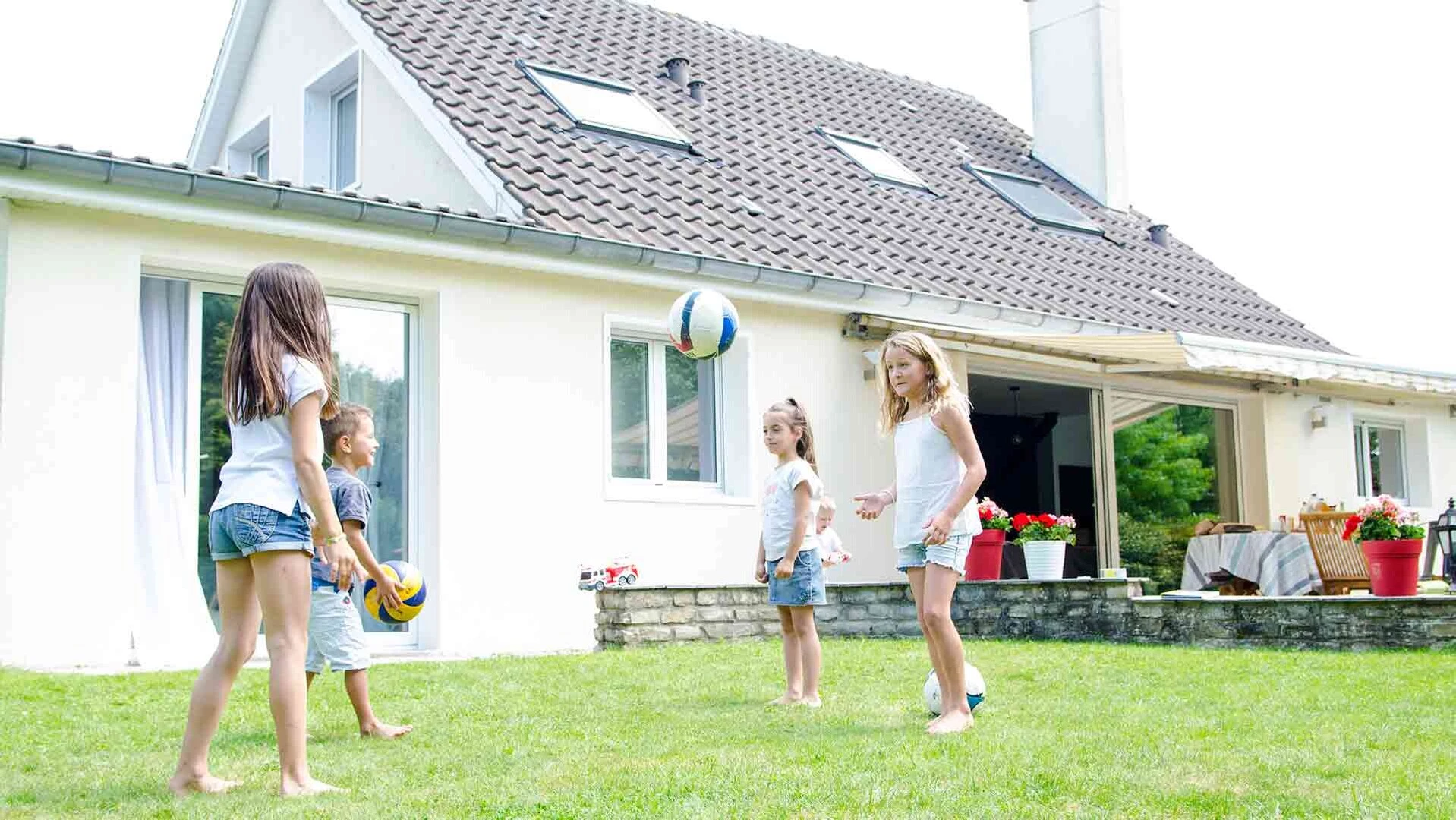 Kinder im Garten