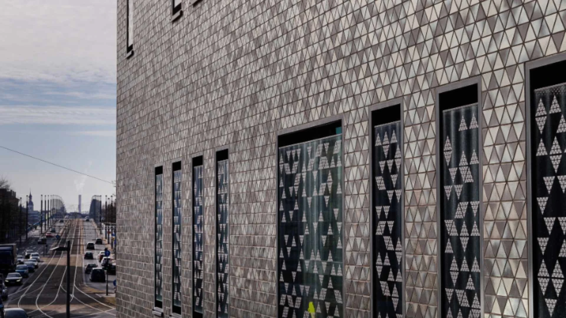 Fassade mit dreieckigen Klinkerriemchen in grau
