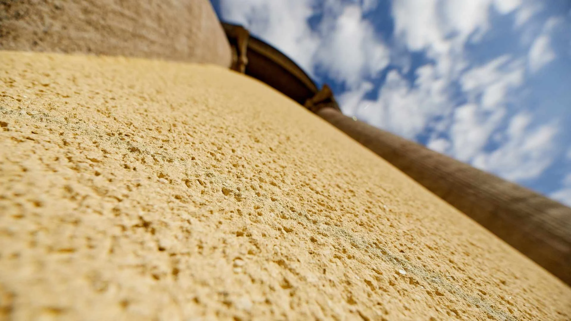 Detailaufnahme der Fassade am Rathausturm Witten