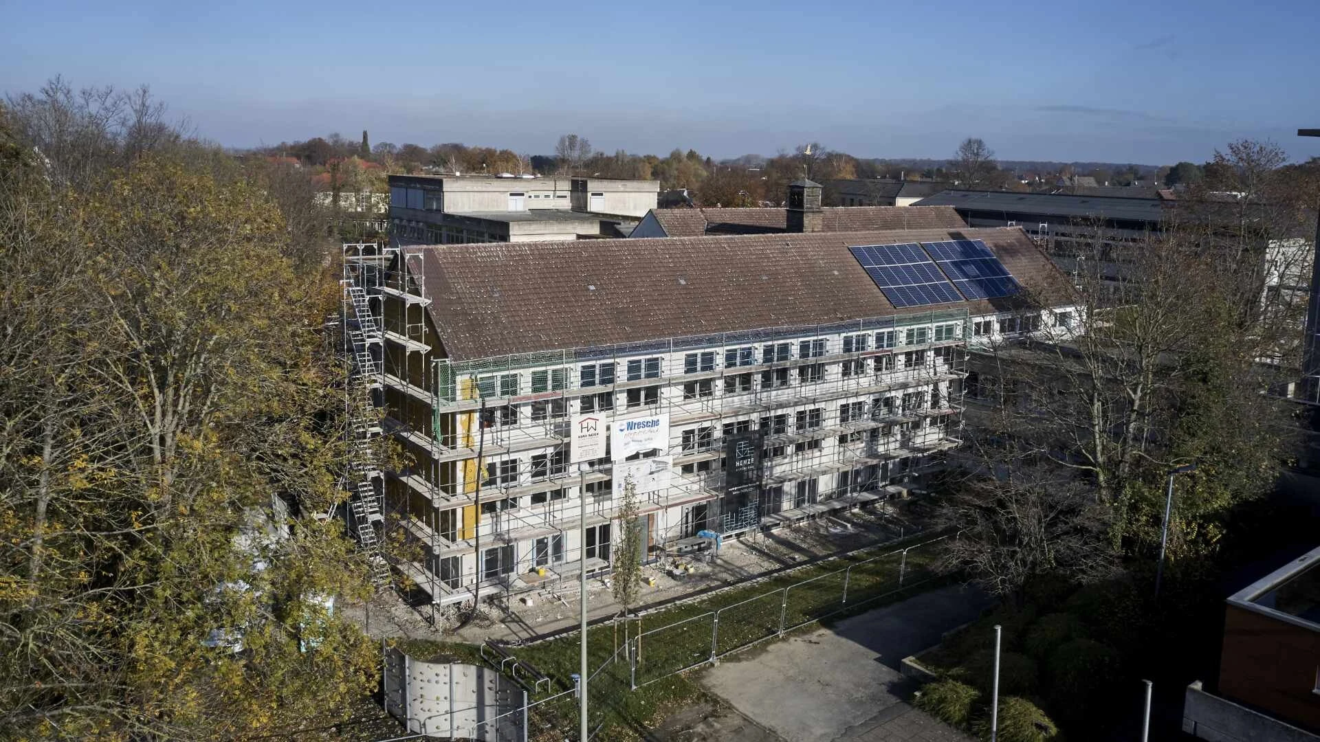 Ansicht auf Jugendzentrum mit Gerüst aus Vogelperspektive 