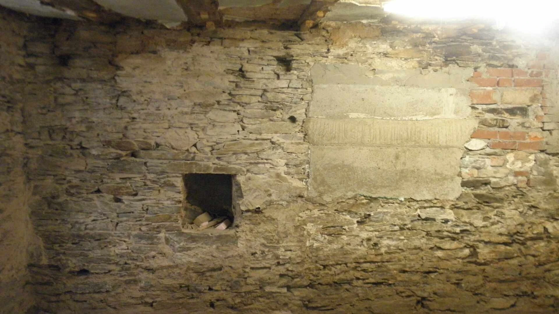 Kellerwand vor der Sanierung