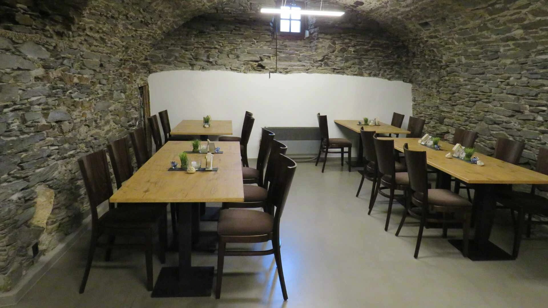 Speisesaal im Gewölbekeller nach der Sanierung
