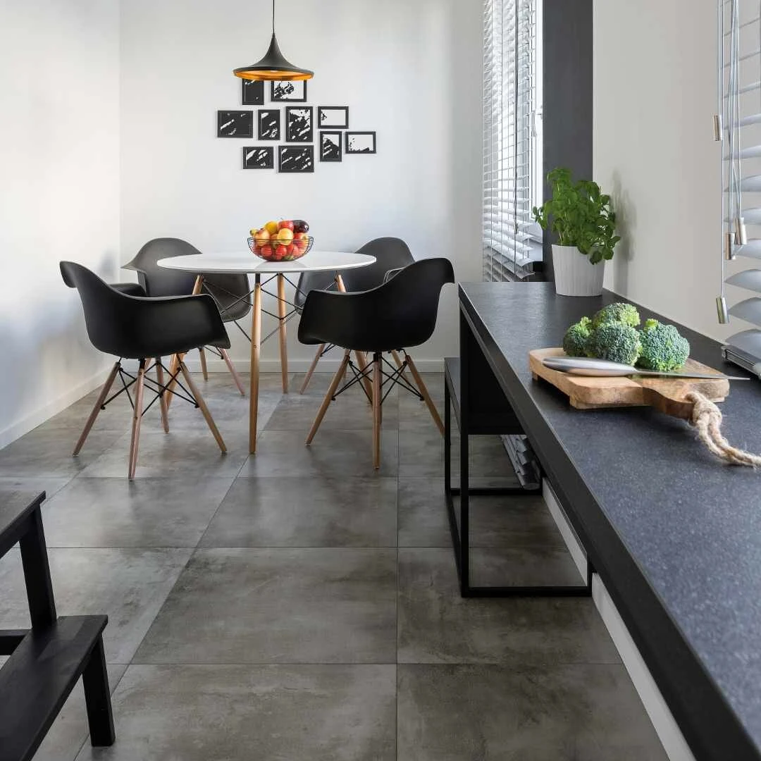 Großformatige Fliesen in der Küche verlegen