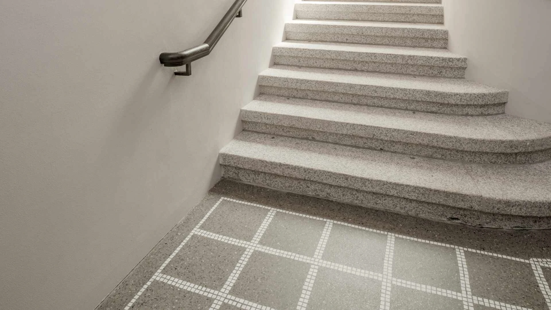 Nahaufnahme der Treppe in der Synagoge Görlitz