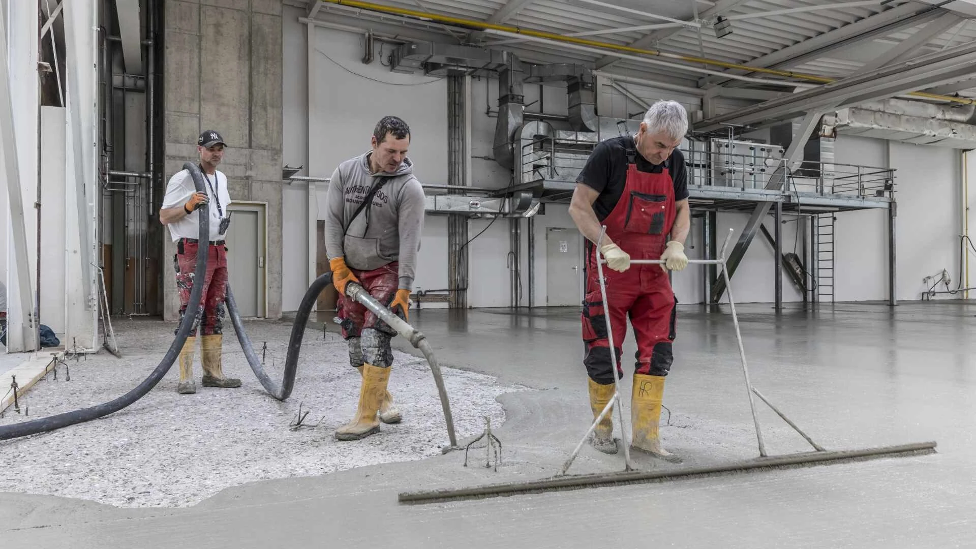 Verarbeitung des pump- und fließfähigen Betonersatzmörtel