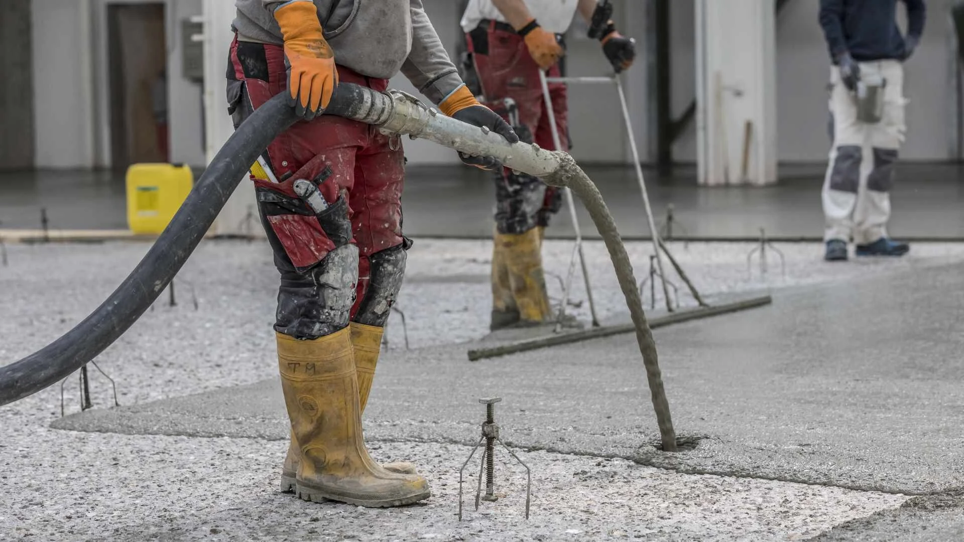 Nahaufnahme vom Einpumpen des Betonersatzmörtels