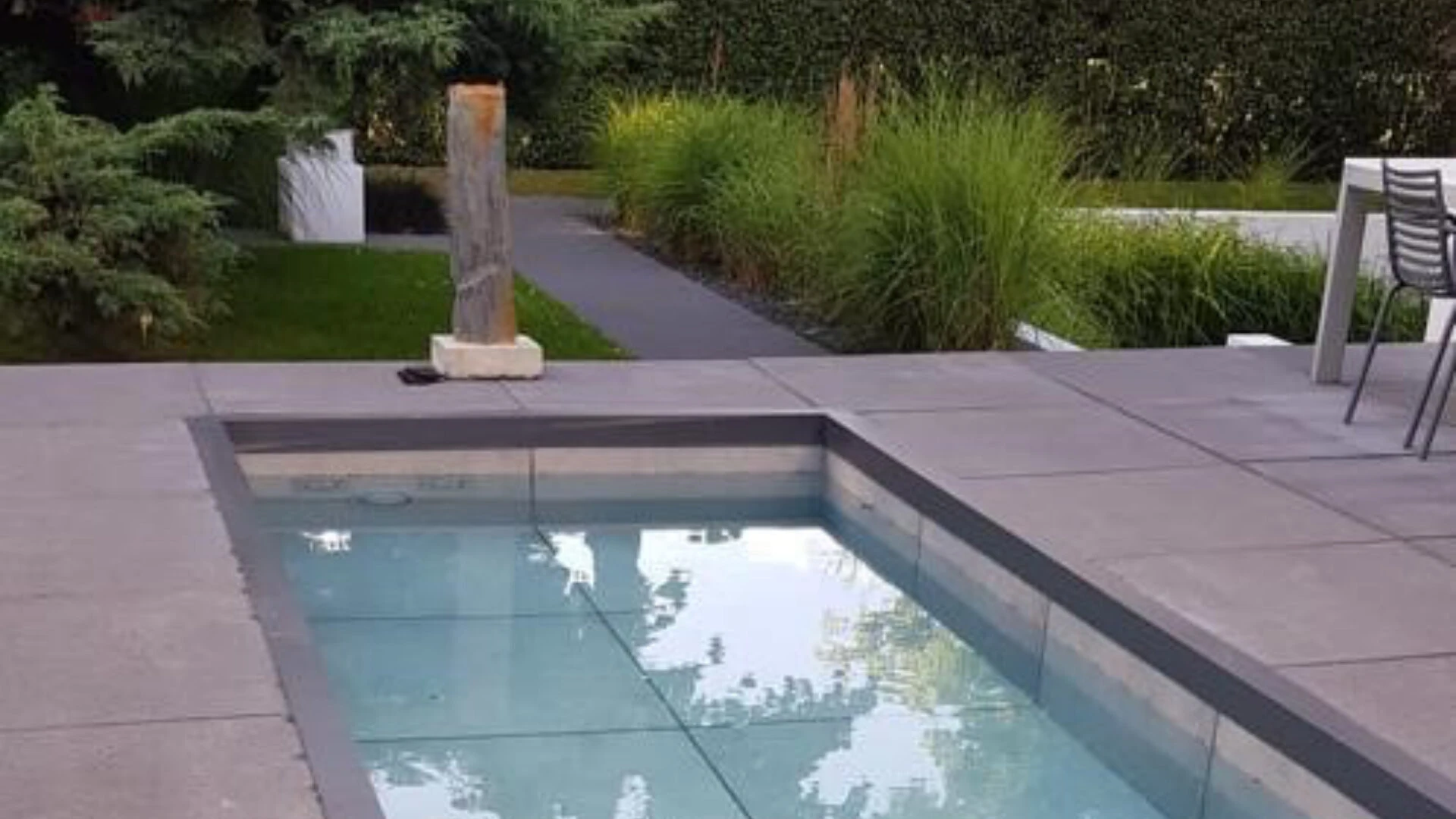 Detailaufnahme des Endes vom Swimming Pool in der Terrasse