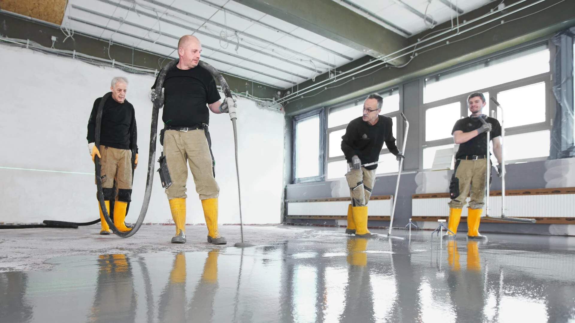 4 Fachhandwerker bauen mithilfe der Weber Maschinentechnik einen Fußboden ein